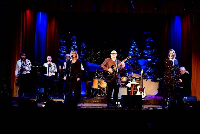 Pat Colwell and band on stage